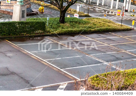 A clean outdoor parking lot in front of Fukui Station in the early morning (image of empty spaces) A clean outdoor parking lot in front of Fukui Station in the early morning (image of empty spaces) 140084409