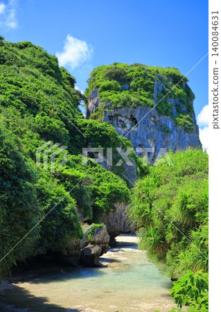 [Okinawa Prefecture] Yamatobu Rock on Irabu Island (Miyako Island) under a clear blue sky 140084631