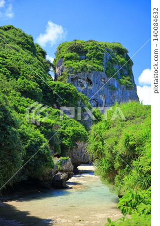 [Okinawa Prefecture] Yamatobu Rock on Irabu Island (Miyako Island) under a clear blue sky 140084632