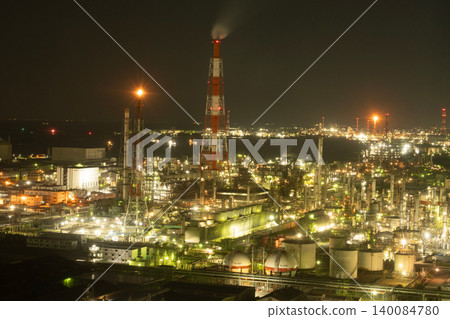 四日市工業園區夜景:以紅白相間的輸電塔為中心的工廠園區鳥瞰圖。 四日市工業園區夜景:以紅白相間的輸電塔為中心的工廠園區鳥瞰圖。 140084780