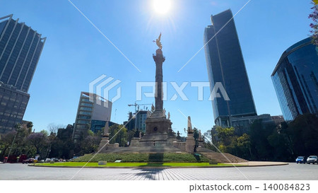 [Mexico] Mexico City's symbol, the Independence Monument | A cityscape where history and modernity blend. 140084823