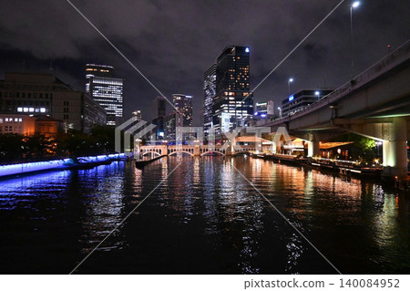Oebashi Bridge as seen from Suishobashi Bridge in Nakanoshima, Osaka City at night. Oebashi Bridge as seen from Suishobashi Bridge in Nakanoshima, Osaka City at night. 140084952