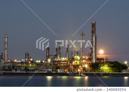 Yokkaichi Industrial Complex Night View: Chemical factories at dusk with a full moon setting, and twilight night view Yokkaichi Industrial Complex Night View: Chemical factories at dusk with a full moon setting, and twilight night view 140085054