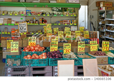 復古的昭和時代蔬果店：這是位於長野縣野邊山高原的一家直銷店的場景，新鮮的當地蔬菜整齊地排列在那裡。 140085106