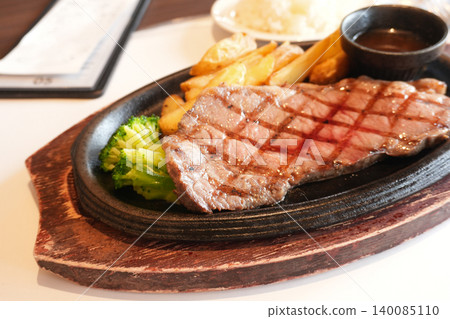Grilled sirloin steak Grilled sirloin steak 140085110
