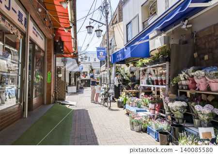 東京大田區都會風景:長原站前商業街上的花店。 東京大田區都會風景:長原站前商業街上的花店。 140085580