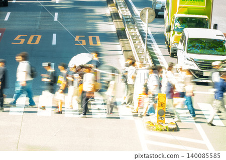 東京澀谷明治通十字路口行人(由於慢速快門,畫面略顯模糊) 東京澀谷明治通十字路口行人(由於慢速快門,畫面略顯模糊) 140085585