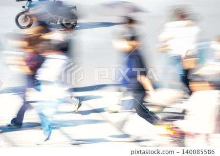 東京澀谷明治通十字路口行人(由於慢速快門,畫面略顯模糊) 東京澀谷明治通十字路口行人(由於慢速快門,畫面略顯模糊) 140085586