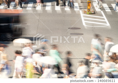東京澀谷明治通十字路口行人（由於慢速快門，畫面略顯模糊） 140085611