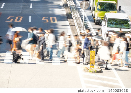 東京澀谷明治通十字路口行人(由於慢速快門,畫面略顯模糊) 東京澀谷明治通十字路口行人(由於慢速快門,畫面略顯模糊) 140085618