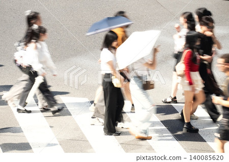 東京澀谷明治通十字路口行人(由於慢速快門,畫面略顯模糊) 東京澀谷明治通十字路口行人(由於慢速快門,畫面略顯模糊) 140085620