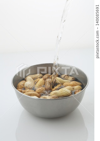 Wash the peanuts Wash the peanuts 140085691