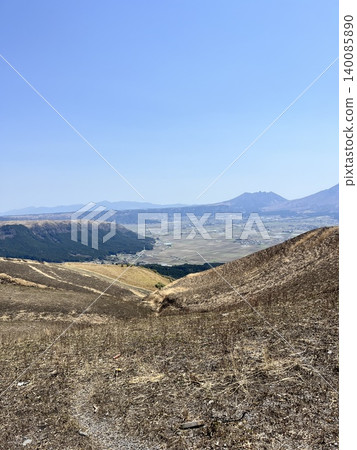 從碗狀山坡上可以欣賞到阿蘇火山口的壯麗全景。 從碗狀山坡上可以欣賞到阿蘇火山口的壯麗全景。 140085890