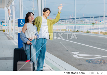 一對夫婦在目的地等計程車。 (圖片由神戶機場(UKB)提供) 一對夫婦在目的地等計程車。 (圖片由神戶機場(UKB)提供) 140086173