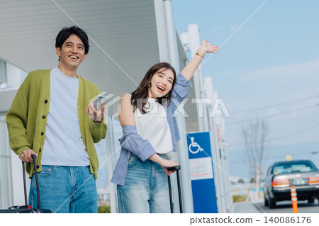一對夫婦在目的地等計程車。 (圖片由神戶機場(UKB)提供) 一對夫婦在目的地等計程車。 (圖片由神戶機場(UKB)提供) 140086176