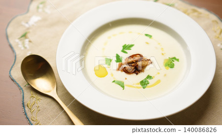 Enjoy the smooth and creamy texture of this new onion potage soup, a spring dish that offers both sweetness and umami. Enjoy the smooth and creamy texture of this new onion potage soup, a spring dish that offers both sweetness and umami. 140086826
