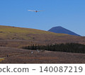 A glider flying over Mount Kurumayama in the Kirigamine Highlands. 140087219