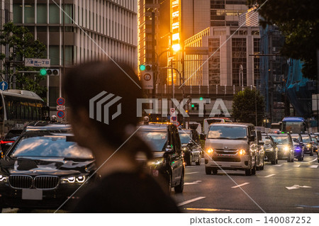 日本東京的城市景觀；日本經濟的繁榮…八重洲和大手町的重建…日落、汽車、國道1號線…年輕女性…交通號誌燈 140087252