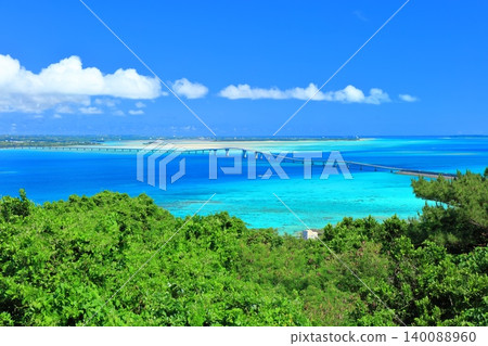 [Okinawa Prefecture] Irabu Bridge on a clear day as seen from Makiyama Observatory (Miyako Island) 140088960