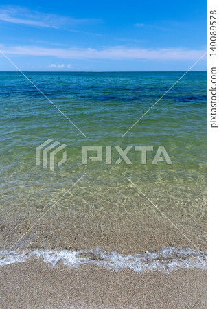 富山灣晴朗的夏季海景(豎幅) 富山灣晴朗的夏季海景(豎幅) 140089578