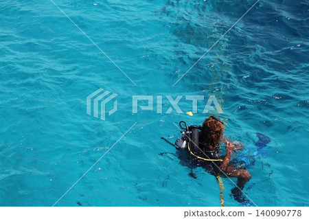 Scuba Diver in Clear Turquoise Ocean Water 140090778