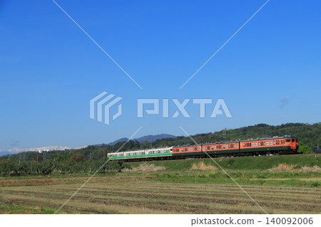 2026 年 5 月 7 日,一列 115 系列列車(復古塗裝)在北信濃線上行駛,背景是春天白雪皚皚的阿爾卑斯山。 2026 年 5 月 7 日,一列 115 系列列車(復古塗裝)在北信濃線上行駛,背景是春天白雪皚皚的阿爾卑斯山。 140092006