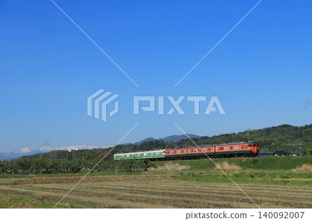 2026 年 5 月 7 日,一列 115 系列列車(復古塗裝)在北信濃線上行駛,背景是春天白雪皚皚的阿爾卑斯山。 2026 年 5 月 7 日,一列 115 系列列車(復古塗裝)在北信濃線上行駛,背景是春天白雪皚皚的阿爾卑斯山。 140092007