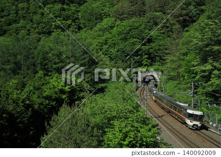 The 383 series "Shinano" limited express train on the Chuo Main Line speeds through the lush green Kiso Road in early summer. (Photographed on May 30, 2026) The 383 series "Shinano" limited express train on the Chuo Main Line speeds through the lush green Kiso Road in early summer. (Photographed on May 30, 2026) 140092009