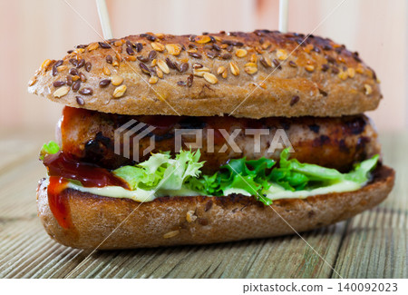 Whole grain hot dog with grilled sausage 140092023