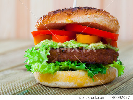 Vegetarian burger with vegetable patty 140092037