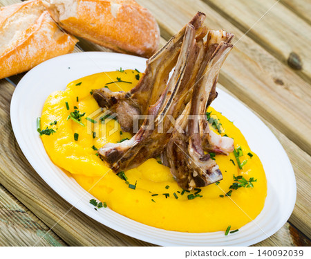 Roasted lamb carre Roasted lamb carre 140092039