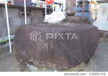 茨城縣一座廢棄寺廟的地基石 茨城縣一座廢棄寺廟的地基石 140092759