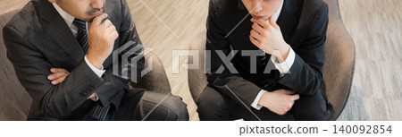 畫面中,一位商人正在總裁辦公室裡商討合約等事宜,他一手托著下巴,神情憂慮,似乎在思考著什麼,既焦慮又猶豫。人物沒有面孔。 畫面中,一位商人正在總裁辦公室裡商討合約等事宜,他一手托著下巴,神情憂慮,似乎在思考著什麼,既焦慮又猶豫。人物沒有面孔。 140092854