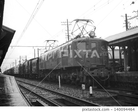一列由EF10型電力機車牽引的貨運列車在甲津站等待出發。 一列由EF10型電力機車牽引的貨運列車在甲津站等待出發。 140094464