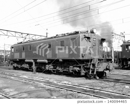 EF12型電力機車停放在機車庫。 EF12型電力機車停放在機車庫。 140094465