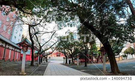 東京新宿花園神社:鬧市中的一片寧靜綠洲。 東京新宿花園神社:鬧市中的一片寧靜綠洲。 140094738