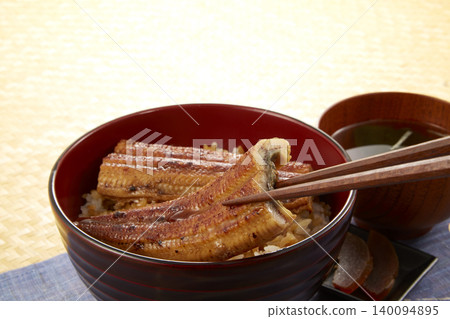 日式夏季補給料理:鰻魚飯 日式夏季補給料理:鰻魚飯 140094895