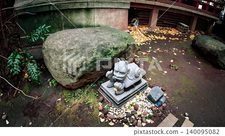 東京稻荷神社內獨特的惡魔石像。 東京稻荷神社內獨特的惡魔石像。 140095082
