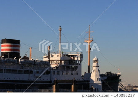 The scenery of the Hikawa Maru and the white lighthouse The scenery of the Hikawa Maru and the white lighthouse 140095237