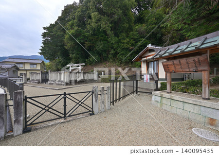 Emperor Kōshō's Mausoleum at Ekigami Hakatayama (Gose City, Nara Prefecture) Emperor Kōshō's Mausoleum at Ekigami Hakatayama (Gose City, Nara Prefecture) 140095435