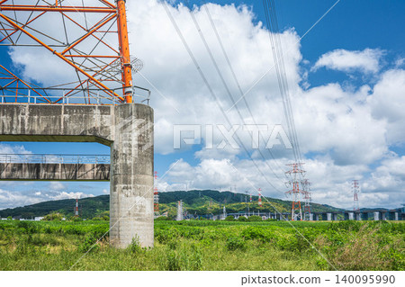 Power line tower standing on the Yodo River riverbed, Takatsuki City, Osaka Prefecture Power line tower standing on the Yodo River riverbed, Takatsuki City, Osaka Prefecture 140095990