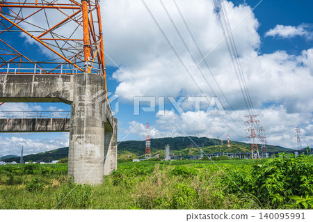 大阪府高槻市淀川河床上的輸電線塔 140095991