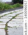 Square stone pavement 140096057