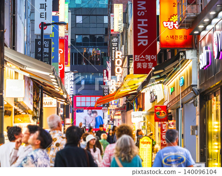 Seoul, Myeongdong at night *Some parts are soft focus 140096104