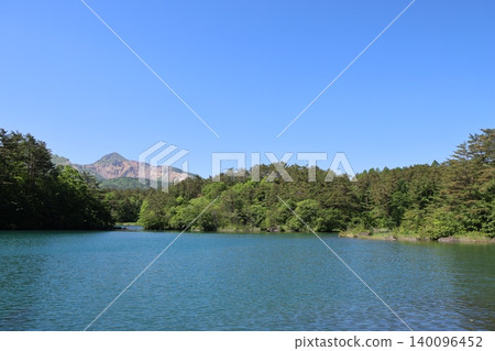 The emerald green scenery of Goshikinuma Pond and Mount Bandai in Ura-Bandai (6) 140096452