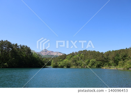 裡磐梯的五色沼池和磐梯山的翠綠景色（7） 140096453