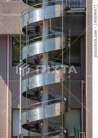 用於建築物外部的不銹鋼螺旋逃生滑梯。 用於建築物外部的不銹鋼螺旋逃生滑梯。 140096471