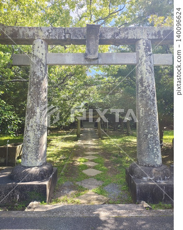 陽光斑駁地灑落在靜謐的神社小徑上。 陽光斑駁地灑落在靜謐的神社小徑上。 140096624