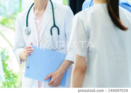 醫生和護士在醫院開會 醫生和護士在醫院開會 140097039