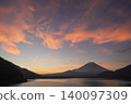 The morning sky and clouds floating on the lake surface 140097309